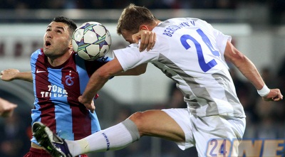 אילמאז ו-וסילי ברזוצקי נאבקים (רויטרס)