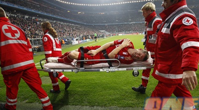 שוויינשטייגר יורד על אלונקה (רויטרס)