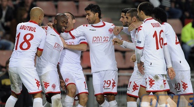 שחקני הפועל ת&qout;א בהולנד. חוזרים ל&qout;פרנסה וללחם&qout; (רויטרס)