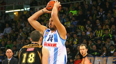 קיה פקר מול אדריאן מורמן. ניצחון לטורקים (GettyImages)
