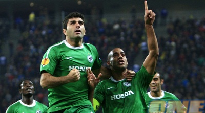 שחקני חיפה חוגגים עם קטן את השער (רויטרס)