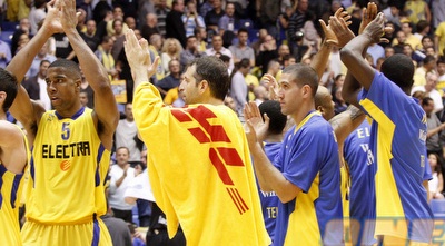 שחקני מכבי ת&qout;א מודים לקהל (יוסי ציפקיס)