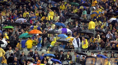 אוהדי מכבי ת&qout;א בגשם. עודדו כל המשחק (משה חרמון)