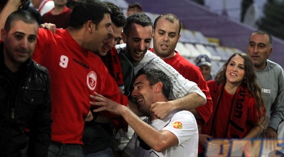 אוהדי הפועל י-ם עם אדם מזרחי. יהיה להם על מה לחגוג? (איתי ישראל) אוהדי הפועל י-ם עם אדם מזרחי. יהיה להם על מה לחגוג? (איתי ישראל)