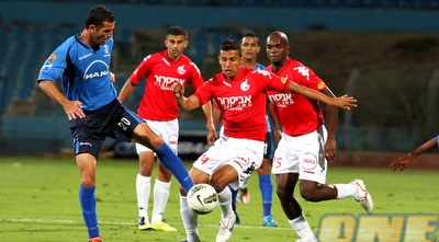 יגאל אנטבי מנסה להרחיק (שי לוי)