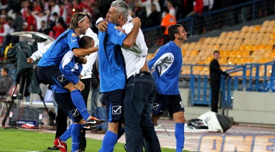 שחקני הפועל פ&qout;ת חוגגים (שי לוי)