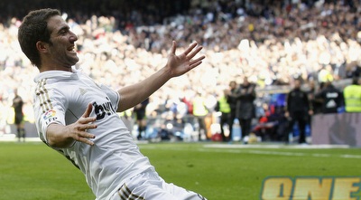 גונזאלו היגוואין חוגג (ONE)