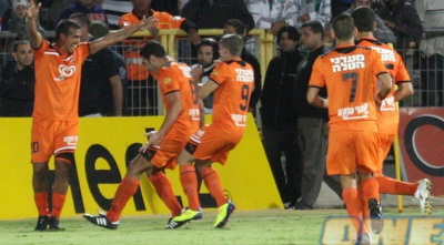 שחקני בני יהודה חוגגים את השוויון (עמית מצפה)