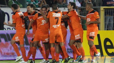 שחקני בני יהודה חוגגים את השוויון (עמית מצפה)