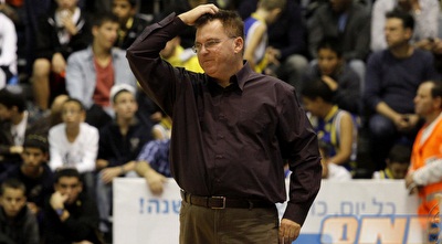 עופר ברקוביץ´ מגרד את הראש (יוסי ציפקיס) עופר ברקוביץ´ מגרד את הראש (יוסי ציפקיס)