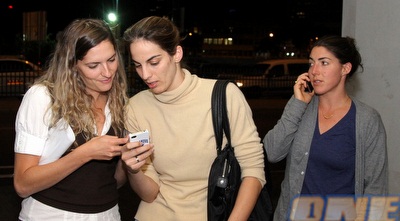 ליעד סואץ קרני, גת מגידו ומיכל אפשטיין מתעדכנות בנעשה (איתי ישראל)