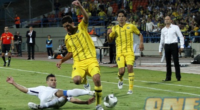 קובי מויאל מחלץ מדור מיכה. הגלדיאטור של בית&qout;ר (יוסי ציפקיס) קובי מויאל מחלץ מדור מיכה. הגלדיאטור של בית&qout;ר (יוסי ציפקיס)