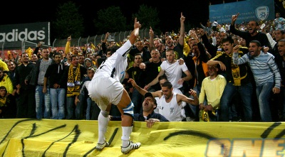 שחקני ואוהדי בית&qout;ר חוגגים, זה יכול להמשיך אם רק יתנו לזה (יניב גונן)