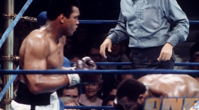 פרייזר בעוד אחד מהקרבות שלו מול עלי ב-1974 (GettyImages)