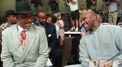 פרייזר עם איבנדר הוליפילד. לא ויתר על הכובע (רויטרס)