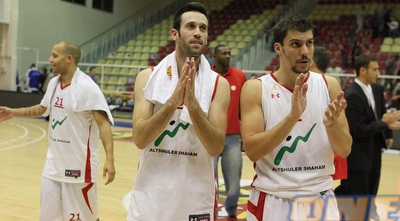 יבזורי ופרחי מודים לקהל בסיום (עמית מצפה)