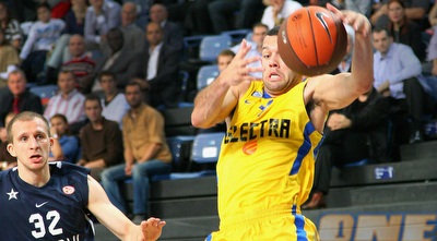 ג´ורדן פארמר משתלט על עוד כדור (GettyImages)