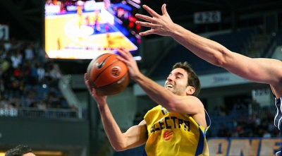 יוגב אוחיון בדרך לסל (GettyImages)