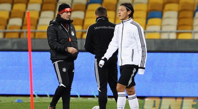 מסוט אוזיל ויואכים לאב באימון המסכם. קר בקייב (GettyImages)