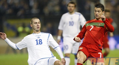 רונאלדו ומדוניאנין במאבק על הכדור (רויטרס)