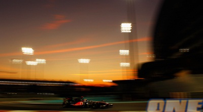 לואיס המילטון קורע את המסלול בדובאי (רויטרס)