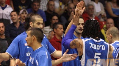 שחקני אשקלון חוגגים בסיום. אינטנביסיות של פלייאוף (משה חרמון)