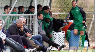 שחקני הספסל של מכבי חיפה מול הנוער. ורד ודוידוביץ´ ביניהם (עמית מצפה)