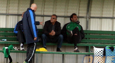 ניר דוידוביץ´ על הספסל במשחק מול הנוער (עמית מצפה)