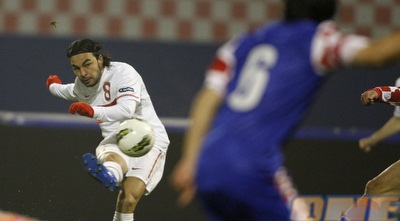 אינאן סלצ´וק בועט לשער (רויטרס) אינאן סלצ´וק בועט לשער (רויטרס)