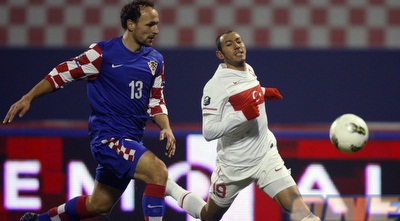 גורדון שילדנפלד ואומוט בולוט במרדף אחר הכדור (רויטרס) גורדון שילדנפלד ואומוט בולוט במרדף אחר הכדור (רויטרס)