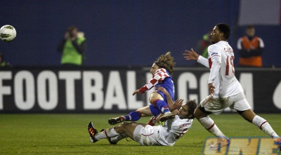 קאזים קאזים וחמיט אלטינטופ מנסים להפריע ללוקה מודריץ´ (רויטרס) קאזים קאזים וחמיט אלטינטופ מנסים להפריע ללוקה מודריץ´ (רויטרס)