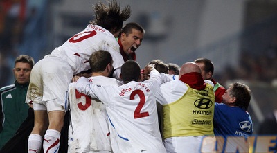 שחקני צ´כיה חוגגים בדרך ליורו (רויטרס) שחקני צ´כיה חוגגים בדרך ליורו (רויטרס)