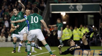 סטפן וורד ושחקני אירלנד חוגגים (רויטרס) סטפן וורד ושחקני אירלנד חוגגים (רויטרס)