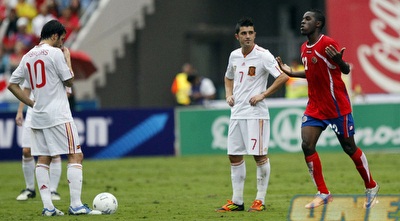 דוד וייה וססק פברגאס בהלם, ג´ואל קמפבל חוגג. בסיום 2:2 (רויטרס)