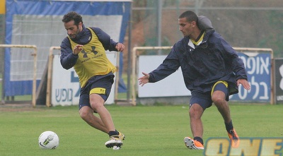 קלמי סבן מול אורי כהן באימון הגשום. מי יפתח בצד שמאל מול עכו? (ליאור טימור) קלמי סבן מול אורי כהן באימון הגשום. מי יפתח בצד שמאל מול עכו? (ליאור טימור)