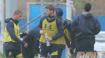 ייני ולוגסי מסיימים את האימון בחסות הגשם (ליאור טימור) ייני ולוגסי מסיימים את האימון בחסות הגשם (ליאור טימור)