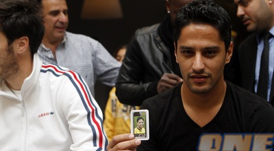 יצחקי עם תמונתו בסופרגול (יוסי ציפקיס)