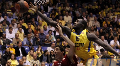 שון ג´יימס מנצל את כל אורך הגוף שלו בדרך לכדור (יוסי ציפקיס)