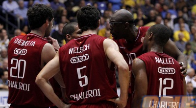 שחקני שרלרואה בשיחה קבוצתית (יוסי ציפקיס)