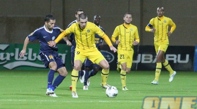 עבד מורג´אן סוגר את האריס מדוניאנין (עמית מצפה)