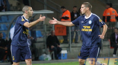 ניסו קפילוטו חוגג עם גבע ברקאי (עמית מצפה)