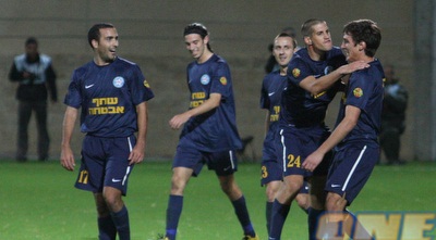 שצ´פוביץ´ חוגג עם גבע ברקאי והחברים. הצגה בעכו (עמית מצפה)