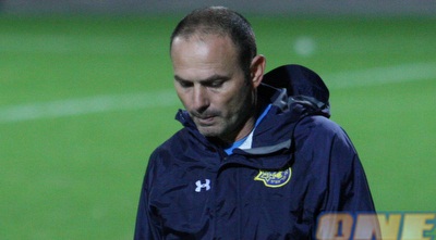 מוטי איווניר יורד מושפל מהמגרש בעכו (עמית מצפה)