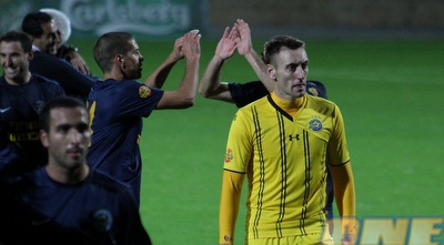 פאביצ´ביץ´ מאוכזב, שחקני עכו חוגגים ברקע (עמית מצפה)