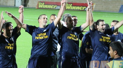 שחקני עכו חוגגים (עמית מצפה)