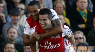 ואן פרסי עם וולקוט. מעניין כמה ישפכו עליו בסיטי (רויטרס)