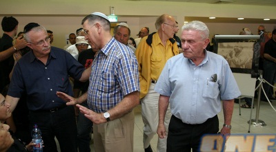 שניאור במהלך הלוויתו של יעקב גרונדמן, שותפו לאימון הנבחרת שניאור במהלך הלוויתו של יעקב גרונדמן, שותפו לאימון הנבחרת