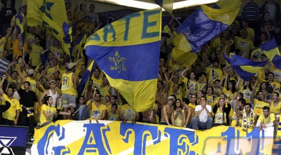 אוהדי מכבי ת&qout;א (יוסי ציפקיס) אוהדי מכבי ת&qout;א (יוסי ציפקיס)