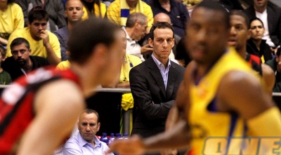 קטש מתבונן מהצד (יוסי ציפקיס)