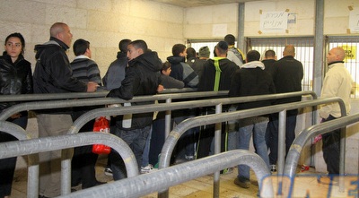 אוהדי בית&qout;ר ירושלים בקופות (יניב גונן) אוהדי בית&qout;ר ירושלים בקופות (יניב גונן)